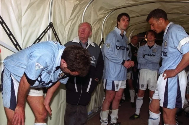 Kinh hoàng ký ức Man City xuống hạng vì tin giả và Oasis Kinh hoàng ký ức Man City xuống hạng vì tin giả và Oasis