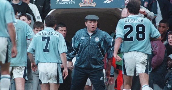 Kinh hoàng ký ức Man City xuống hạng vì tin giả và Oasis Kinh hoàng ký ức Man City xuống hạng vì tin giả và Oasis