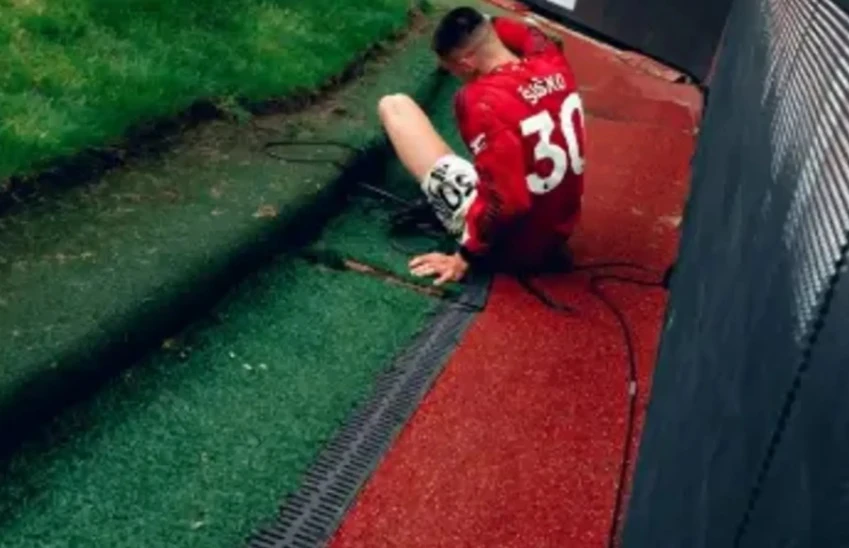 Konate đẩy văng Sesko vào bảng quảng cáo tại Old Trafford Konate đẩy văng Sesko vào bảng quảng cáo tại Old Trafford