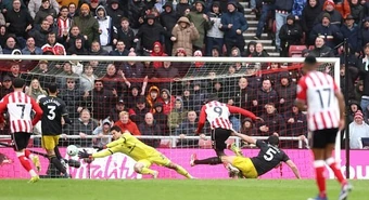 Lammens rực sáng cứu Man Utd thoát thua Sunderland