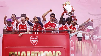 Lễ ăn mừng xấu xí của Arsenal