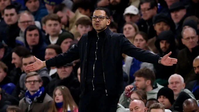 Liam Rosenior thừa nhận sai lầm chiến thuật nhưng vẫn trách trọng tài Liam Rosenior thừa nhận sai lầm chiến thuật nhưng vẫn trách trọng tài