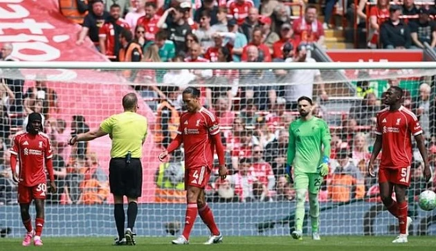 Liverpool bị chê vì lùi sâu trước Chelsea Liverpool bị chê vì lùi sâu trước Chelsea