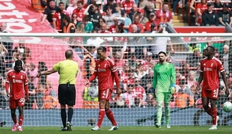 Liverpool bị chê vì lùi sâu trước Chelsea