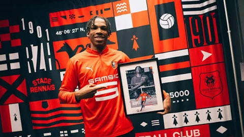 Liverpool đặt cược cả mùa giải vào 'Van Dijk mới' mang tên Jeremy Jacquet Liverpool đặt cược cả mùa giải vào 'Van Dijk mới' mang tên Jeremy Jacquet