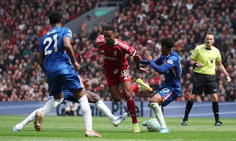 Liverpool hòa Chelsea 1-1, tiến gần suất dự Champions League