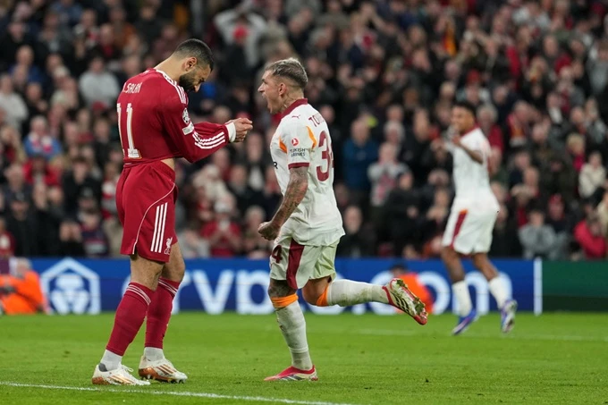 Liverpool phải cảm ơn Salah vì lối thoát cho cả hai!