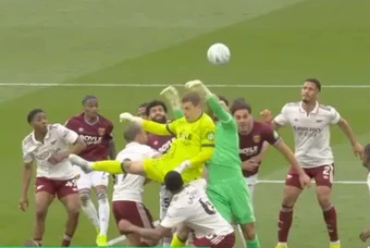 Lộ đoạn hội thoại VAR vụ West Ham bị tước bàn thắng trước Arsenal