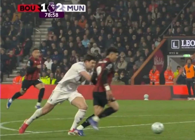 Maguire hay VAR khiến MU mất 2 điểm ở trận đấu với Bournemouth? Maguire hay VAR khiến MU mất 2 điểm ở trận đấu với Bournemouth?