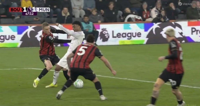Maguire hay VAR khiến MU mất 2 điểm ở trận đấu với Bournemouth? Maguire hay VAR khiến MU mất 2 điểm ở trận đấu với Bournemouth?