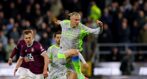 Man City chiếm ngôi đầu và tiễn Burnley xuống hạng Man City chiếm ngôi đầu và tiễn Burnley xuống hạng