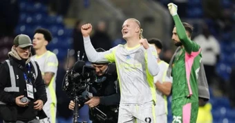 Man City chiếm ngôi đầu và tiễn Burnley xuống hạng