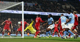 Man City đánh rơi chiến thắng, Arsenal rộng cửa vô địch