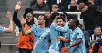 Man City ngược dòng hạ Newcastle, vào tứ kết FA Cup