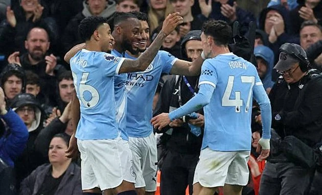 Man City thắng dễ Palace để áp sát ngôi đầu của Arsenal Man City thắng dễ Palace để áp sát ngôi đầu của Arsenal