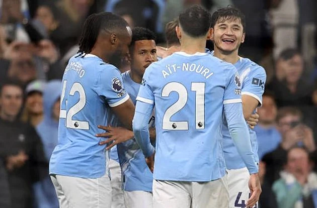 Man City thắng dễ Palace để áp sát ngôi đầu của Arsenal Man City thắng dễ Palace để áp sát ngôi đầu của Arsenal