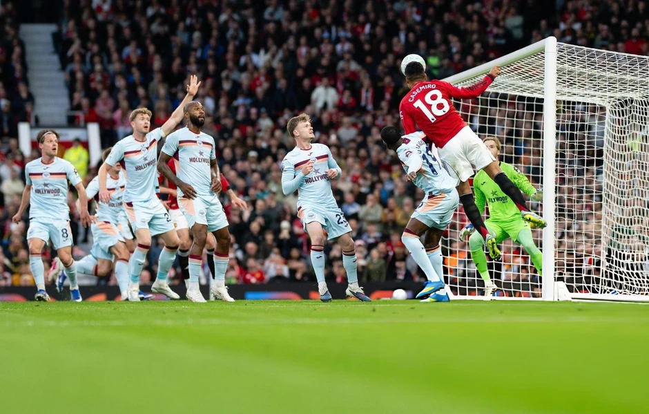 Man Utd đánh bại Brentford, chạm một tay vào vé dự Champions League