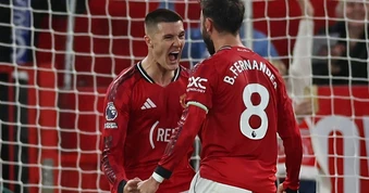 Man Utd đánh bại Brentford, chạm một tay vào vé dự Champions League