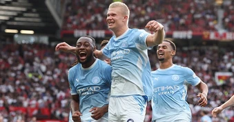 Man Utd gục ngã trước Man City dù chơi hơn người