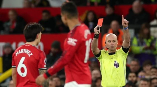 Martinez bị treo giò 3 trận, lỡ đại chiến Chelsea và Liverpool Martinez bị treo giò 3 trận, lỡ đại chiến Chelsea và Liverpool