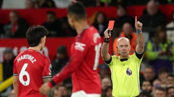 Martinez bị treo giò 3 trận, lỡ đại chiến Chelsea và Liverpool
