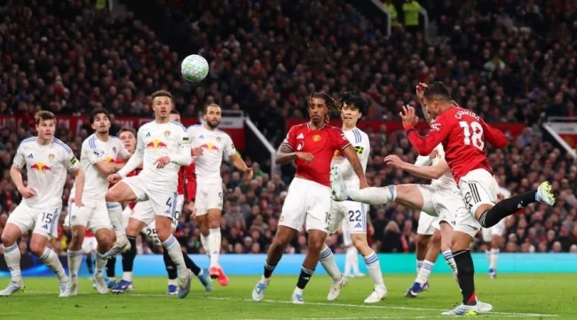 Martinez nhận thẻ đỏ, MU thua sốc Leeds United tại Old Trafford Martinez nhận thẻ đỏ, MU thua sốc Leeds United tại Old Trafford