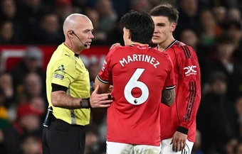 Martinez nhận thẻ đỏ vì giật tóc là đúng hay sai?