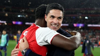 Mikel Arteta đáp trả Wayne Rooney về màn ăn mừng trước Atletico