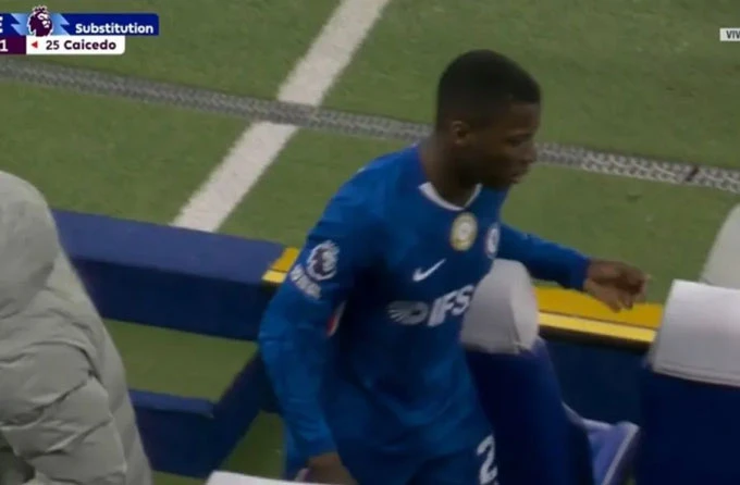 Moises Caicedo nổi khùng ở trận thua của Chelsea Moises Caicedo nổi khùng ở trận thua của Chelsea