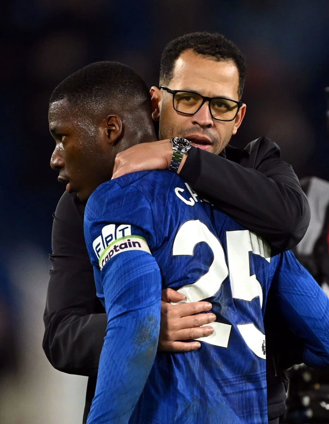 Moises Caicedo nổi khùng ở trận thua của Chelsea Moises Caicedo nổi khùng ở trận thua của Chelsea