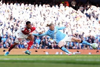 Neville chỉ ra sai lầm khiến Arsenal thủng lưới trước Haaland