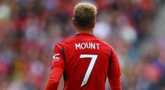 Neville ủng hộ Man Utd đẩy đi Mason Mount