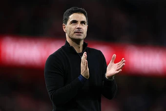 Nghịch lý nhà vô địch Arsenal và sự thực dụng bất đắc dĩ