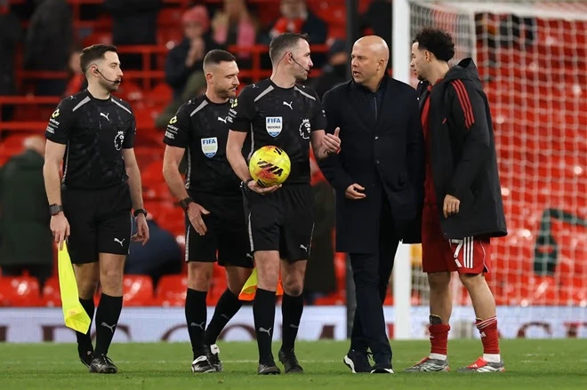 Ngoại hạng Anh 'cấm cửa' 3 trọng tài ở trận derby Merseyside Ngoại hạng Anh 'cấm cửa' 3 trọng tài ở trận derby Merseyside