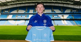 Ngôi sao Man City khiêu khích Man Utd trong ngày ký hợp đồng bom tấn