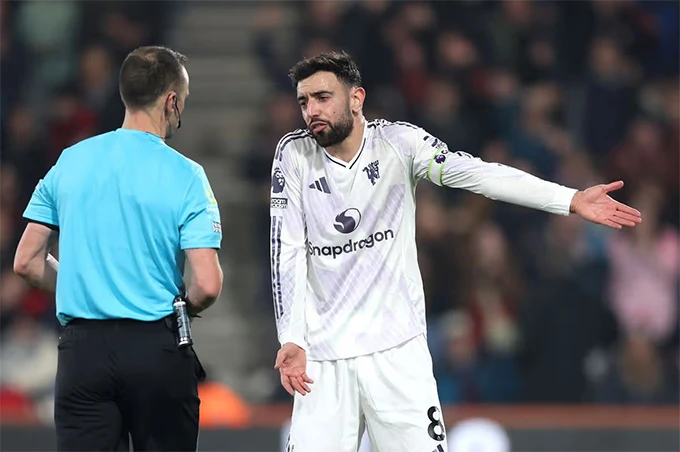 Người MU thay nhau 'ném đá' trọng tài và VAR sau trận hòa Bournemouth