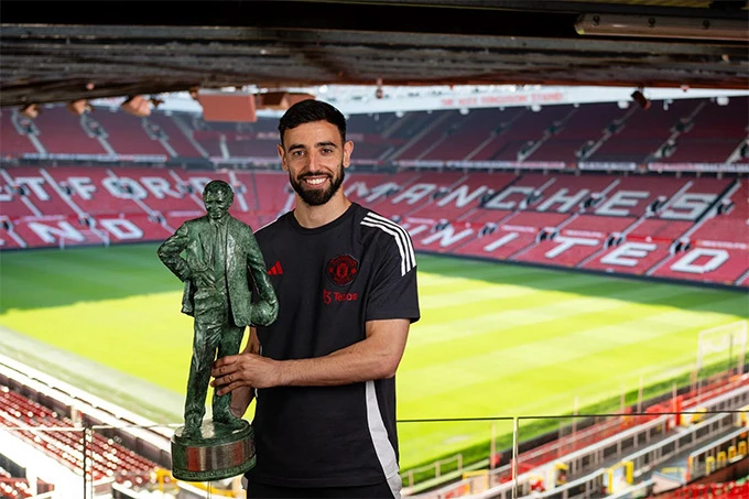 Nhận hat-trick danh hiệu, Bruno Fernandes lập kỳ tích vô tiền khoáng hậu tại MU Nhận hat-trick danh hiệu, Bruno Fernandes lập kỳ tích vô tiền khoáng hậu tại MU