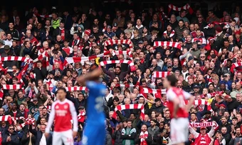 Nhân viên Bournemouth bị buộc ngồi yên vì khiến fan Arsenal nóng mặt