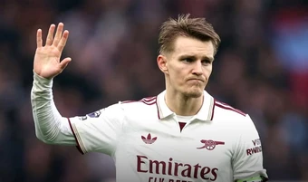 Odegaard lùi sâu giúp Arsenal giải mã bài toán Man City