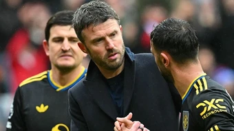Paul Merson phản bác Michael Carrick về màn trình diễn của MU