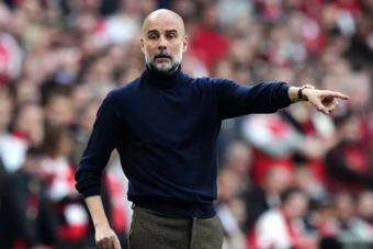 Pep giội gáo nước lạnh vào Man City sau cú sẩy của Arsenal
