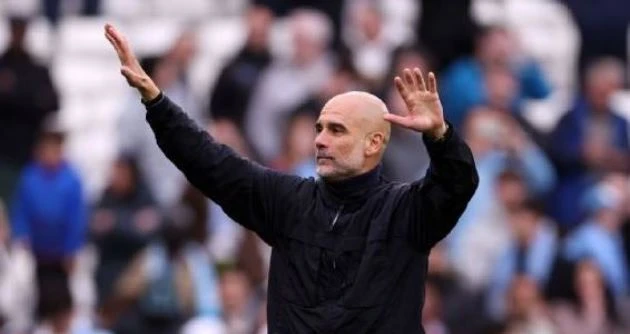 Pep Guardiola hài hước kêu gọi West Ham chặn đứng Arsenal Pep Guardiola hài hước kêu gọi West Ham chặn đứng Arsenal