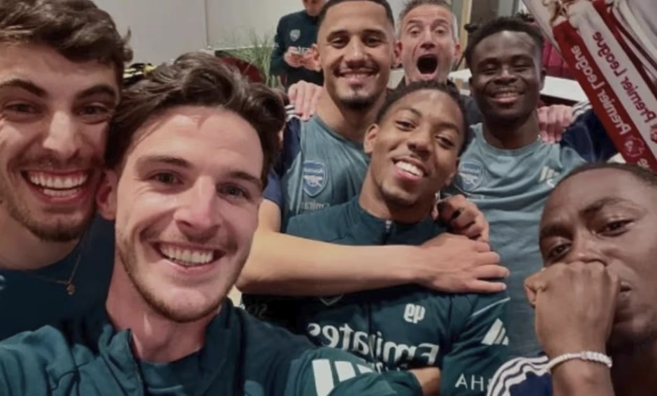 Phản ứng của cầu thủ Arsenal sau khi giành chức vô địch Ngoại hạng Anh Phản ứng của cầu thủ Arsenal sau khi giành chức vô địch Ngoại hạng Anh