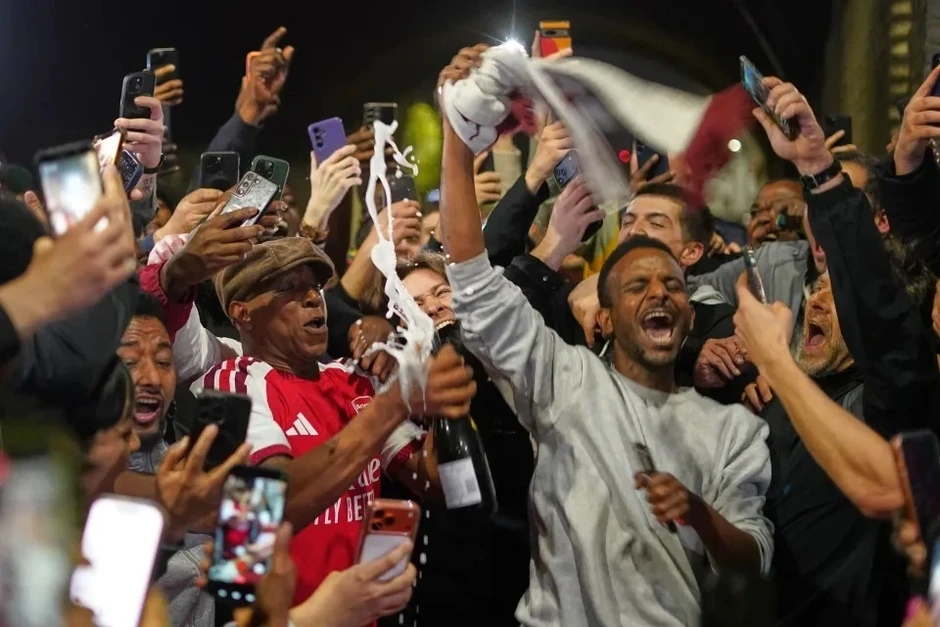 Phản ứng của cầu thủ Arsenal sau khi giành chức vô địch Ngoại hạng Anh Phản ứng của cầu thủ Arsenal sau khi giành chức vô địch Ngoại hạng Anh