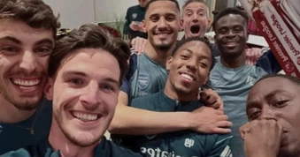 Phản ứng của cầu thủ Arsenal sau khi giành chức vô địch Ngoại hạng Anh