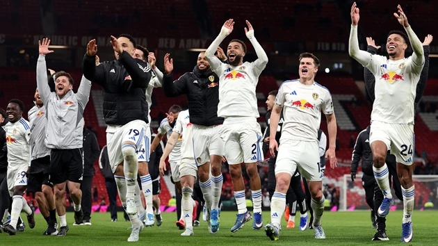 Phao cứu sinh từ Old Trafford giúp Leeds United thoát hiểm Phao cứu sinh từ Old Trafford giúp Leeds United thoát hiểm