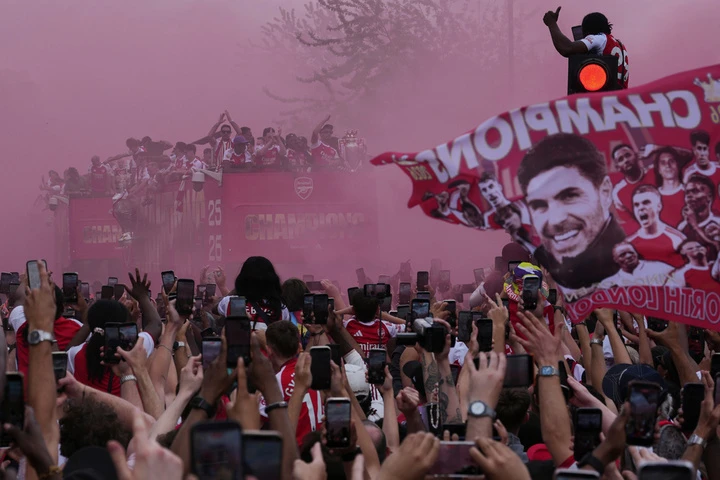 Quên nỗi buồn Champions League, Arsenal rước cúp giữa hàng trăm nghìn CĐV