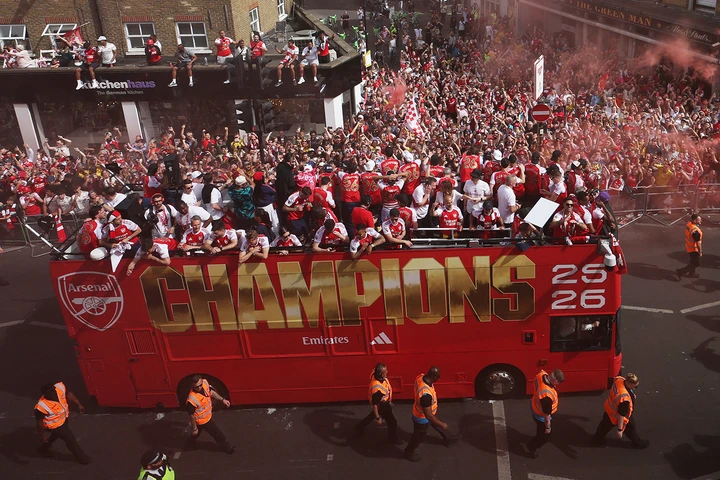 Quên nỗi buồn Champions League, Arsenal rước cúp giữa hàng trăm nghìn CĐV