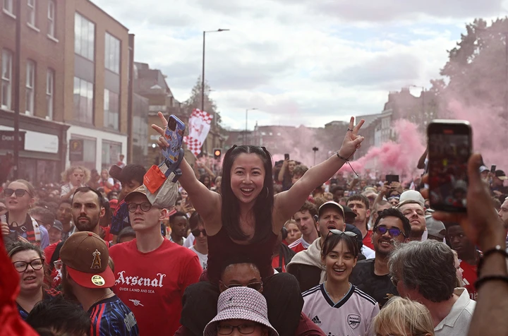 Quên nỗi buồn Champions League, Arsenal rước cúp giữa hàng trăm nghìn CĐV