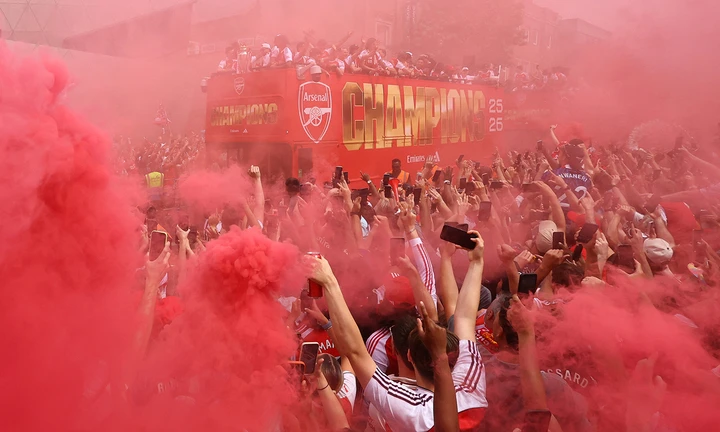Quên nỗi buồn Champions League, Arsenal rước cúp giữa hàng trăm nghìn CĐV